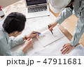 大手ゼネコンの現場事務所で図面納まりを確認し仕上げの指示をする設計事務所の一級建築士工事監理者 47911681