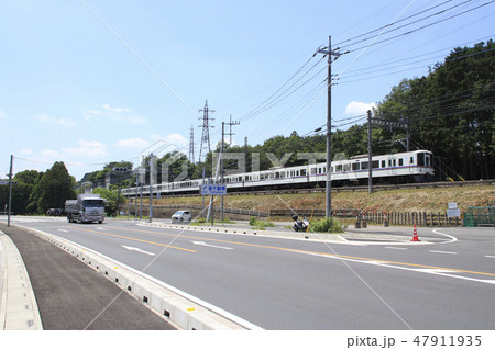 高麗駅付近の国道299号線と西武秩父線4000系 47911935