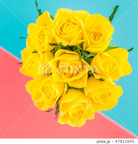 Fresh yellow roses bouquet 47912045