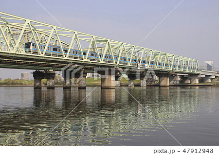 荒川橋梁を渡る京浜東北線E233系電車 荒川橋梁を渡る京浜東北線E233系電車 47912948