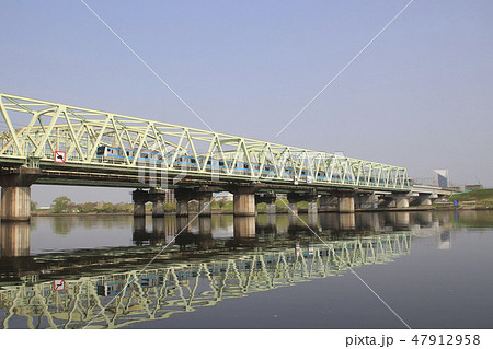 荒川橋梁を渡る京浜東北線E233系電車 47912958