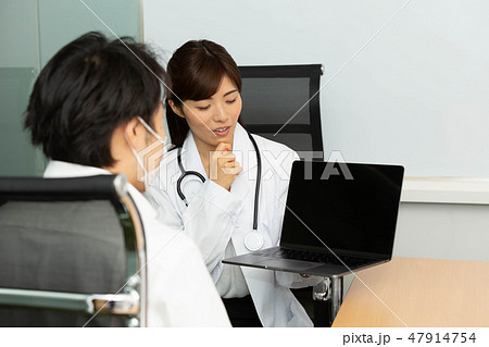 女性医師　問診　 47914754