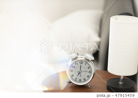 朝のイメージ　7時　起床　時計 47915459