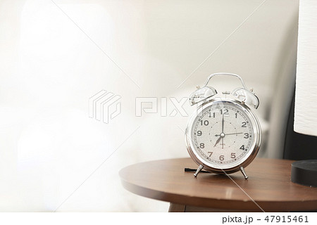 朝のイメージ　7時　起床　時計 47915461