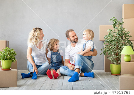 Family New Home Moving Day House Concept Family New Home Moving Day House Concept 47915765