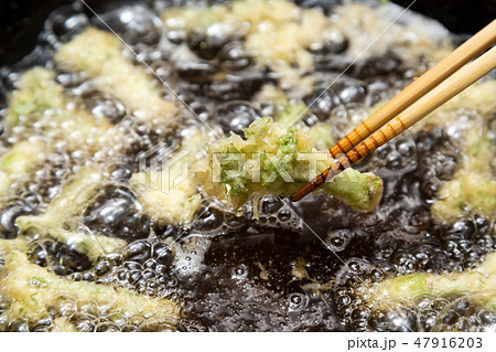 天ぷら　調理シーン 47916203