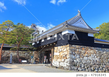 【高知県】晴天下の高知城天守閣と追手門 47916345