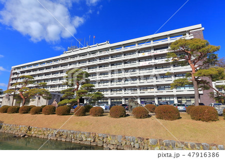 【高知県】晴天下の高知県庁 47916386