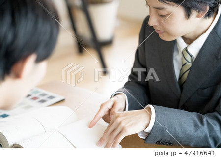 お客様へ色見本を提示し内装の提案をする設計事務所の一級建築士男性ビジネスマン 47916641