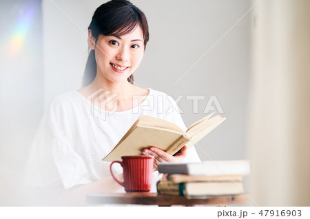 読書をする女性 読書をする女性 47916903