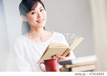読書をする女性 47916905