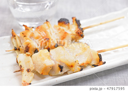 美味しい焼鳥なんこつ串、日本酒 47917595