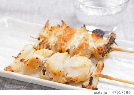 美味しい焼鳥なんこつ串、日本酒 47917596