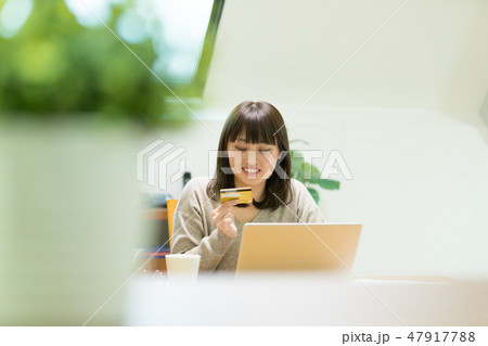 クレジットカード番号を入力する女性 クレジットカード番号を入力する女性 47917788