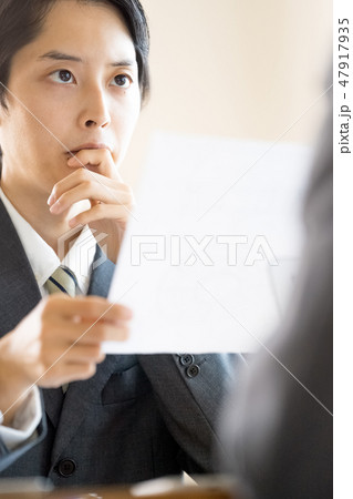企業説明会で会社案内を真剣な表情で聞き自分の進路を考える若い大学生リクルートスーツの男性 47917935