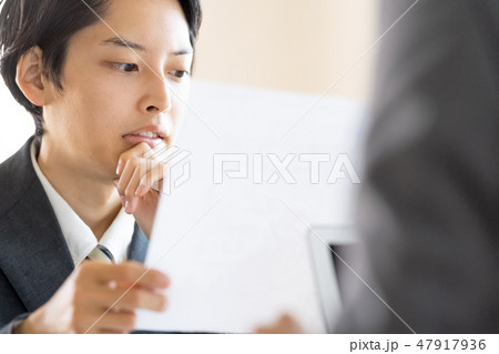 企業説明会で会社案内を真剣な表情で聞き自分の進路を考える若い大学生リクルートスーツの男性 企業説明会で会社案内を真剣な表情で聞き自分の進路を考える若い大学生リクルートスーツの男性 47917936
