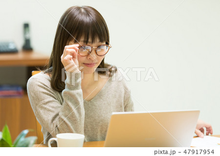 パソコンをする女性 パソコンをする女性 47917954