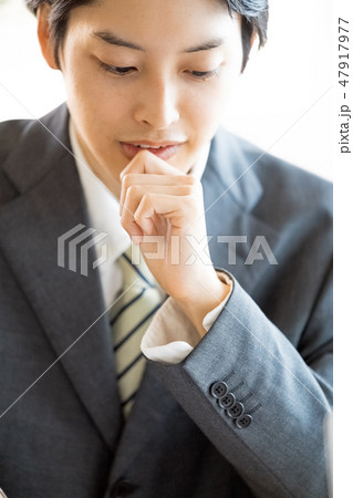 企業説明会で会社案内を真剣な表情で聞き自分の進路を考える若い大学生リクルートスーツの男性 47917977
