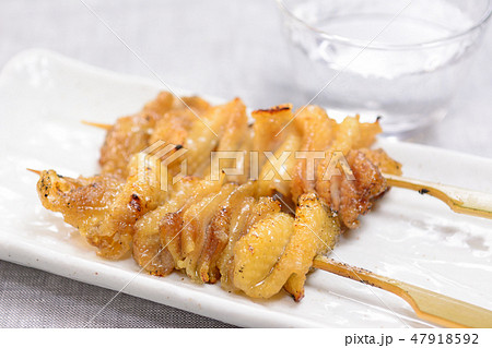 美味しい日本酒と焼鳥、鶏皮塩焼き 47918592