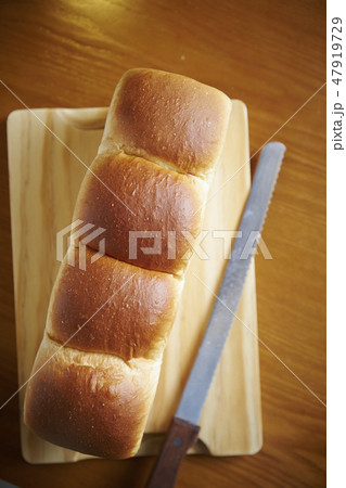 ペストリーボードに乗ったパン切り包丁と食パン ペストリーボードに乗ったパン切り包丁と食パン 47919729