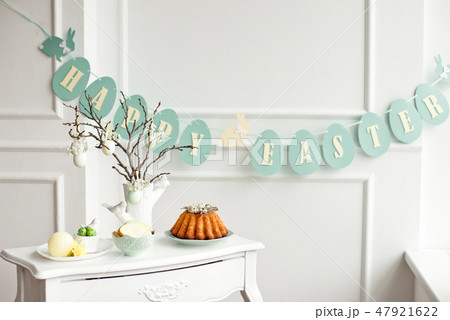 Table decoration with champagne for a festive easter dinner Table decoration with champagne for a festive easter dinner 47921622