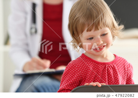 Little child with mother at pediatrician reception 47922082