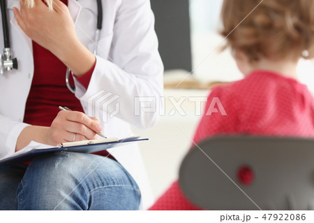 Little child with mother at pediatrician 47922086