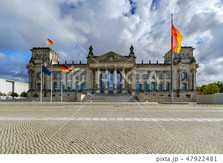 Famous Reichstag building in Berlin day foto. 47922481