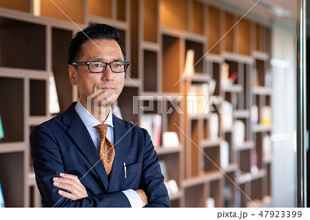 ミドルビジネスマン オフィス ポートレート ビジネスイメージ 47923399