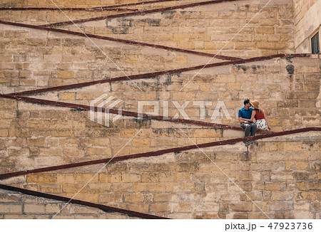 Man kissing woman on the city walls 47923736