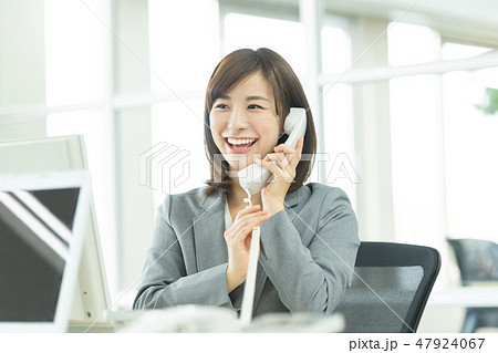 ビジネスウーマン デスクワーク オフィス ビジネスイメージ 47924067