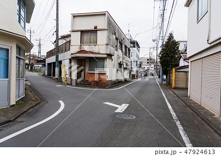 住宅街 信号の無い交差点 住宅街 信号の無い交差点 47924613