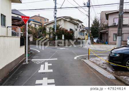 住宅街 信号の無い交差点 住宅街 信号の無い交差点 47924614