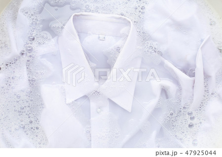 Soak cloth before washing, white shirt Soak cloth before washing, white shirt 47925044