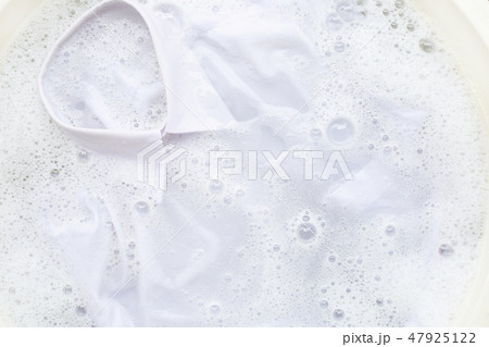 Soak  cloth before washing, white shirt 47925122