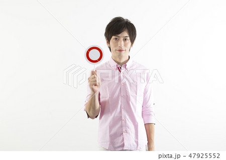 ○を出す男性 47925552