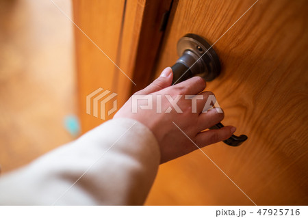 ドアを開ける手の写真素材