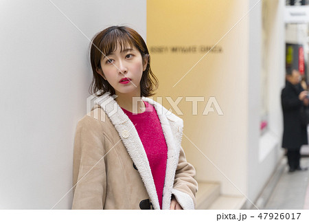 見つめる女性 見つめる女性 47926017