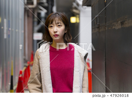 悩む女性 47926018
