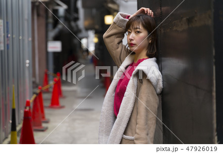 悩む女性 悩む女性 47926019