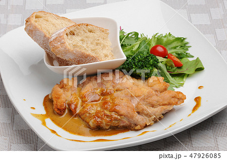 チキンコンフィ　フランス料理 47926085