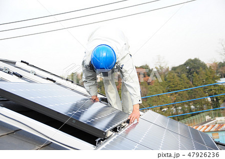 太陽光パネルの設置工事 職人さん 太陽光パネルの設置工事 職人さん 47926236