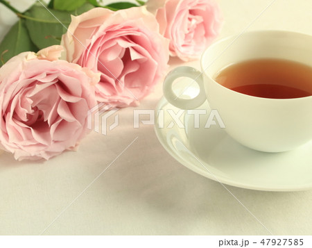 午後の紅茶を楽しむ(アフタヌーンティーとピンクのバラ) 午後の紅茶を楽しむ(アフタヌーンティーとピンクのバラ) 47927585