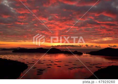 虫明湾の朝焼け 47929260