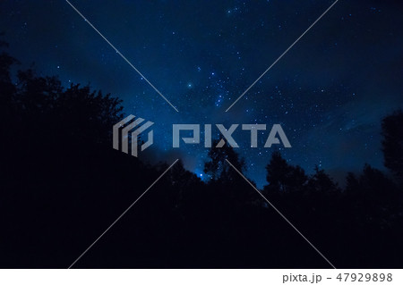 雲の切れ間から見えたオリオン座 47929898