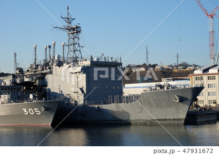 掃海艦ひらど と退役した潜水艦救難母艦ちよだ 47931672