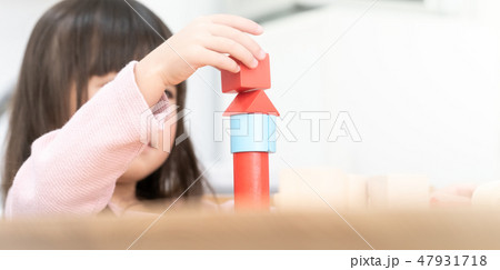 積み木で遊ぶ少女 積み木で遊ぶ少女 47931718