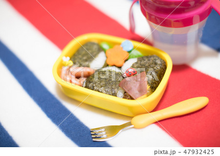 子供のお弁当 47932425