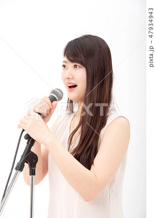 マイクを持って歌う女性 マイクを持って歌う女性 47934943