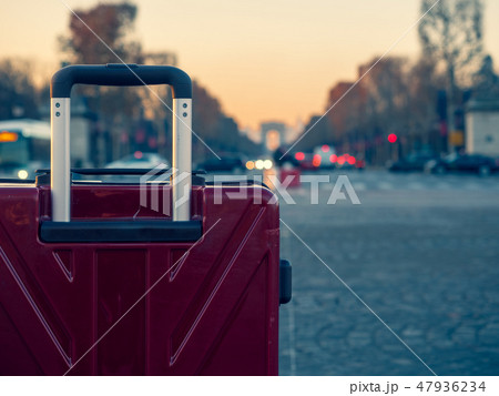 スーツケースとパリの凱旋門 47936234